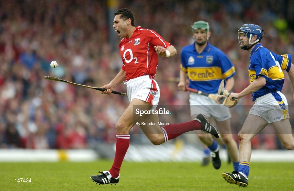 10 July 2004; Sean Og O'hAilpin, Cork, in action against Paul Kelly, Tipperary. Guinness Senior Hurling Championship Qualifier, Round 3, Cork v Tipperary, Fitzgerald Stadium, Killarney, Co. Kerry. Picture credit; Brendan Moran / SPORTSFILE