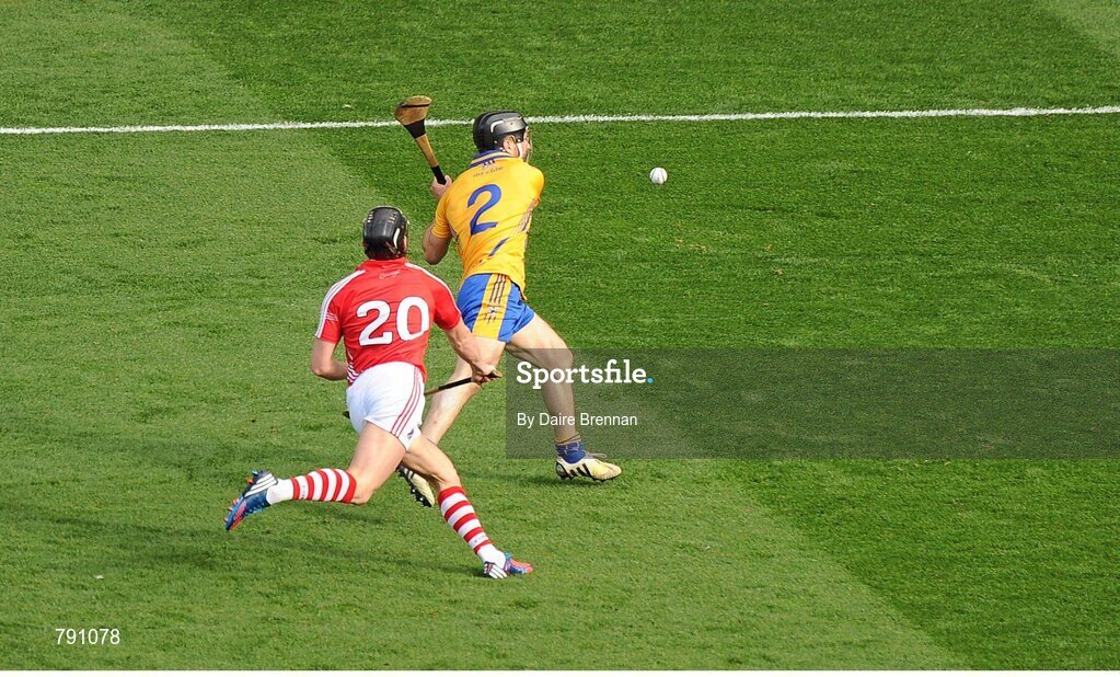 8 September 2013; Domhnall O'Donovan, Clare, scores the equalising point at the end of the game. GAA Hurling All-Ireland Senior Championship Final, Cork v Clare, Croke Park, Dublin. Picture credit: Dáire Brennan / SPORTSFILE