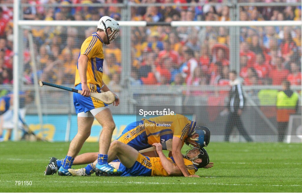 8 September 2013; Scorer of the equalising point Clare's Domhnall O'Donovan is congratulated by team-mate Brendan Bugler, top, as Patrick O'Connor, left, looks on. GAA Hurling All-Ireland Senior Championship Final, Cork v Clare, Croke Park, Dublin. Picture credit: Brian Lawless / SPORTSFILE