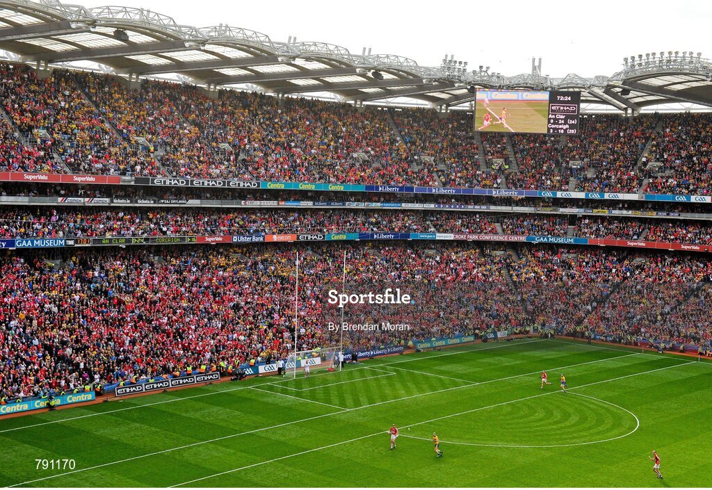 8 September 2013; Supporters and players watch on as a strike from Clare's Domhnall O'Donovan, not pictured, goes over for his side's equalising point. GAA Hurling All-Ireland Senior Championship Final, Cork v Clare, Croke Park, Dublin. Picture credit: Brendan Moran / SPORTSFILE