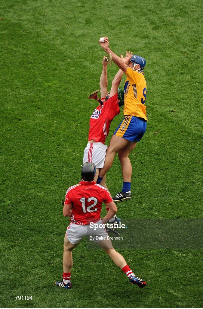 8 September 2013; Conor Ryan, Clare, catches the ball ahead of SŽamus Harnedy, Cork. GAA Hurling All-Ireland Senior Championship Final, Cork v Clare, Croke Park, Dublin. Picture credit: Dáire Brennan / SPORTSFILE