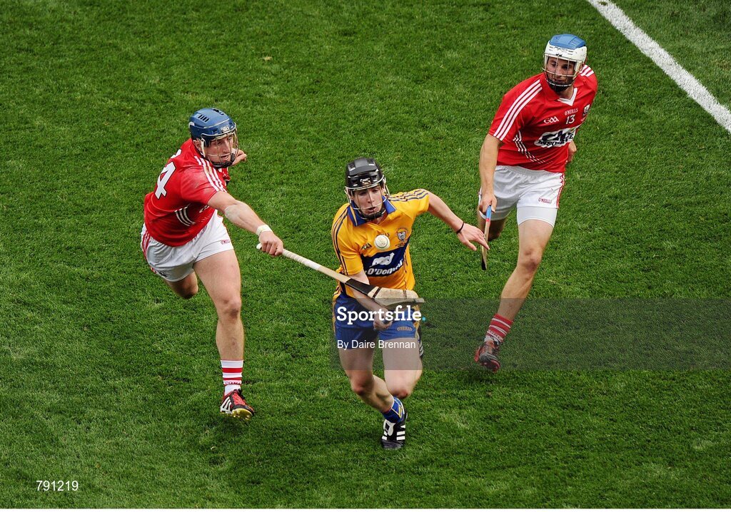8 September 2013; Tony Kelly, Clare, in action against Patrick Horgan, left, and Luke O'Farrell, Cork. GAA Hurling All-Ireland Senior Championship Final, Cork v Clare, Croke Park, Dublin. Picture credit: Dáire Brennan / SPORTSFILE