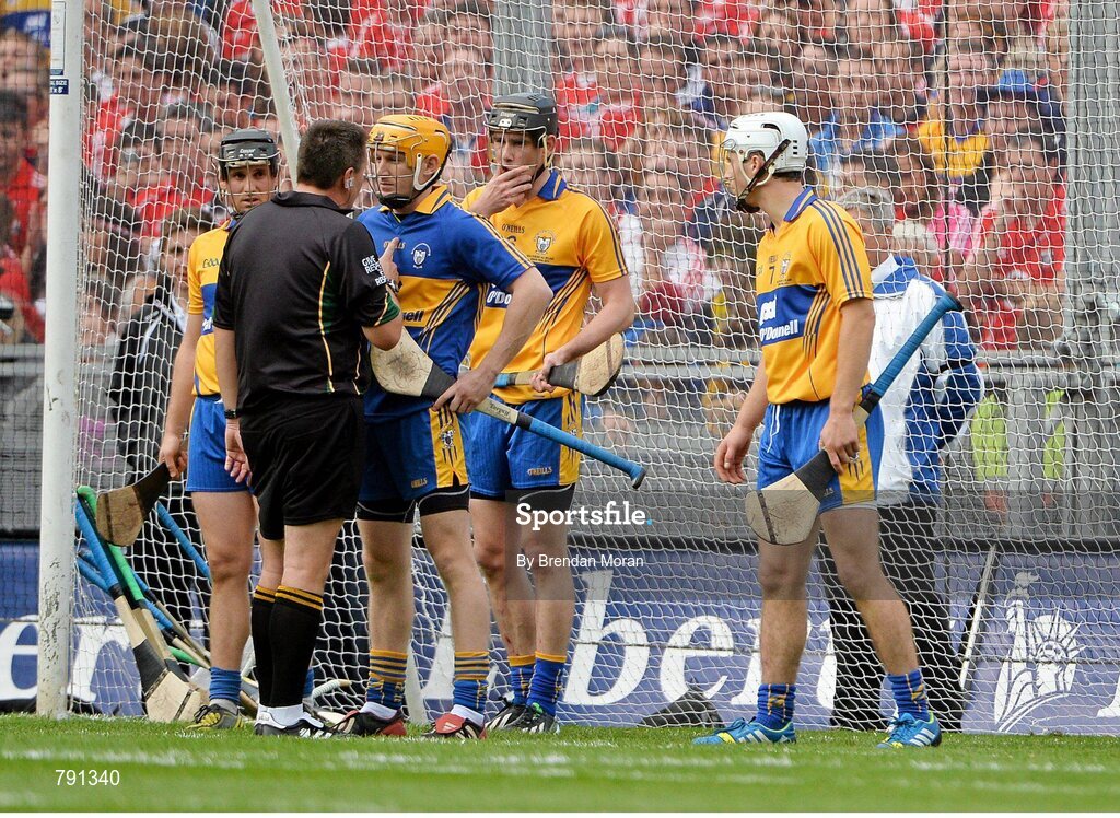 8 September 2013; Referee Brian Gavin speaks to Clare goalkeeper Patrick Kelly before Anthony Nash scored Cork's second goal from a free. GAA Hurling All-Ireland Senior Championship Final, Cork v Clare, Croke Park, Dublin. Picture credit: Brendan Moran / SPORTSFILE