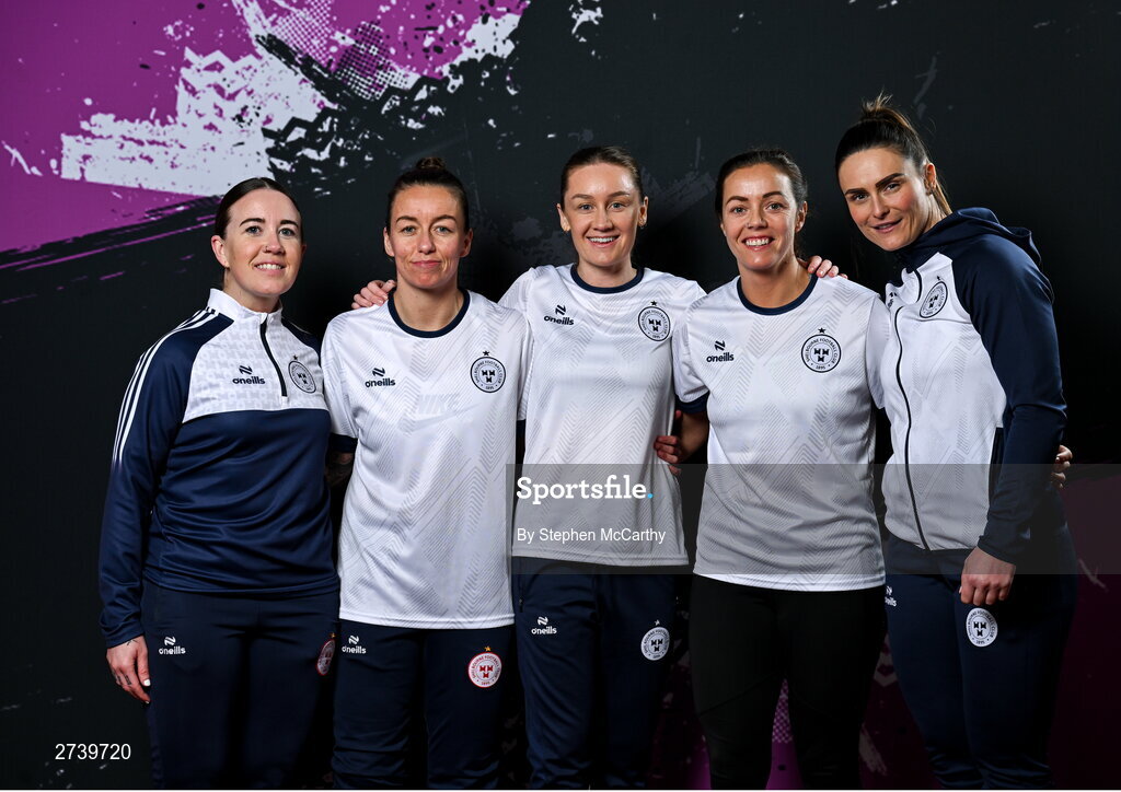 21 February 2024; Player liaison officer Rebecca Creagh, left, with players, from left, Pearl Slattery, Rachel Graham, Noelle Murray and Jemma Quinn during a Shelbourne FC squad portraits at Tolka Park in Dublin. Photo by Stephen McCarthy/Sportsfile