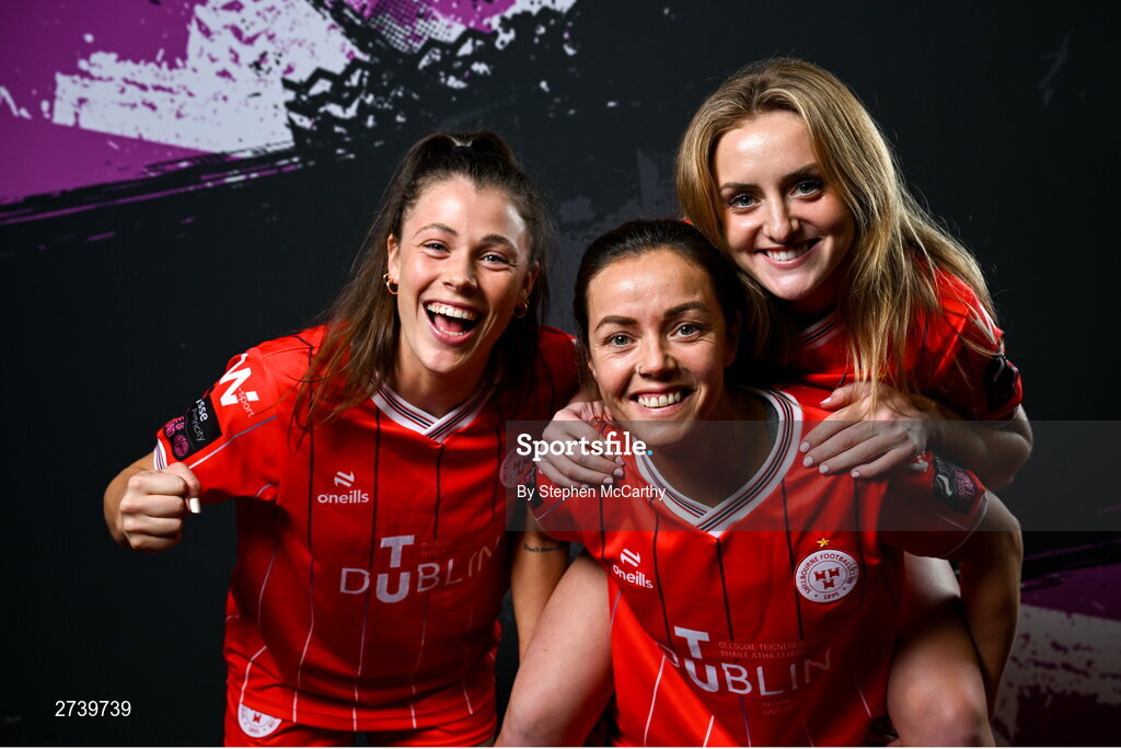 21 February 2024; Players, from left, Christie Gray, Noelle Murray and Maggie Pierce during a Shelbourne FC squad portraits at Tolka Park in Dublin. Photo by Stephen McCarthy/Sportsfile