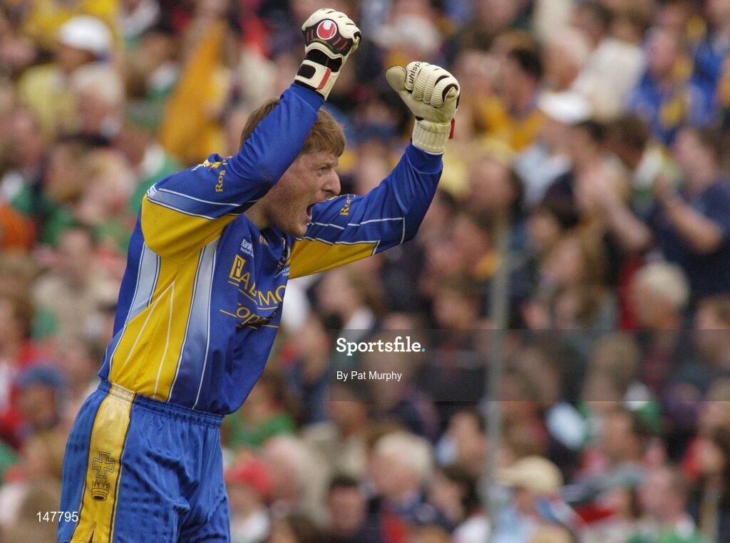 18 July 2004; Roscommon goalkeeper Shane Curran encourages his teams supporters during the game. Bank of Ireland Connacht Senior Football Championship Final, Mayo v Roscommon, McHale Park, Castlebar, Co. Mayo. Picture credit; Pat Murphy / SPORTSFILE