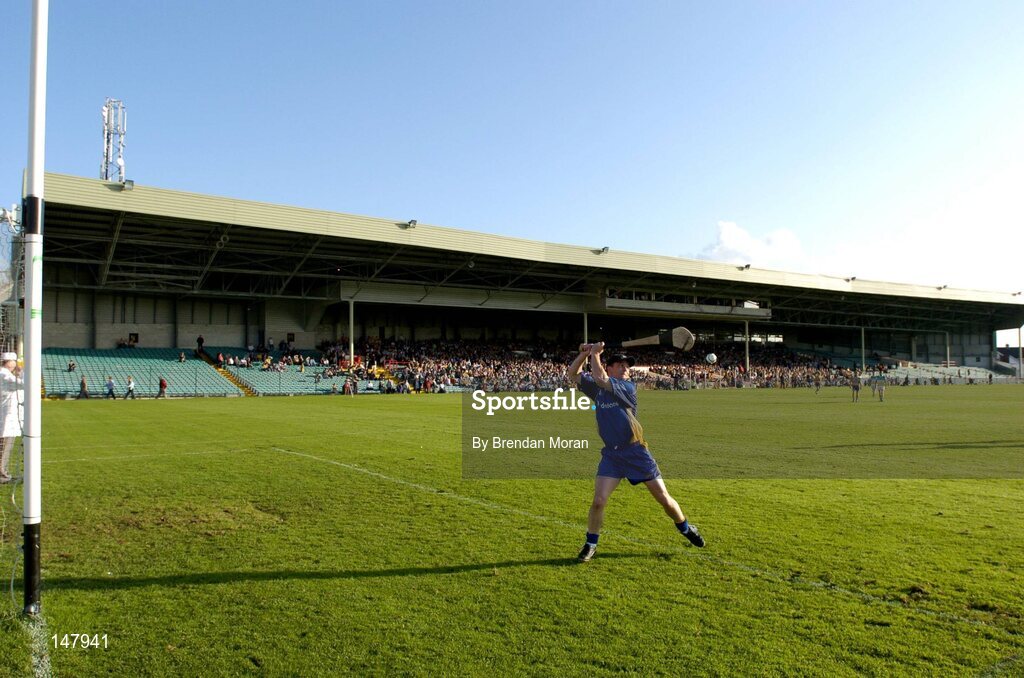 17 July 2004; Clare goalkeeper David Fitzgerald pucks out the sliotar. Guinness Senior Hurling Championship Qualifier, Round 3, Clare v Offaly, Gaelic Grounds, Limerick. Picture credit; Brendan Moran / SPORTSFILE
