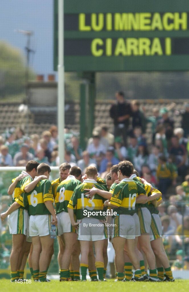 18 July 2004; The Kerry team gather together in a huddle before the game. Bank of Ireland Munster Senior Football Championship Final Replay, Kerry v Limerick, Fitzgerald Stadium, Killarney, Co. Kerry. Picture credit; Brendan Moran / SPORTSFILE
