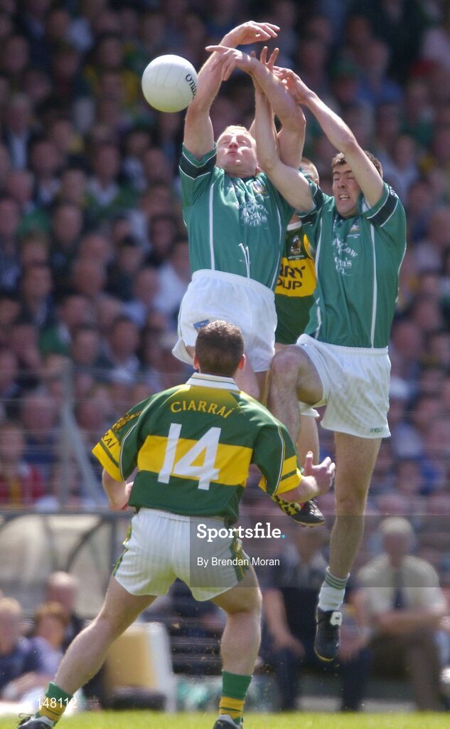 18 July 2004; John Quane, left, and Conor Mullane, Limerick, in action against Darragh O'Se, Kerry. Bank of Ireland Munster Senior Football Championship Final Replay, Kerry v Limerick, Fitzgerald Stadium, Killarney, Co. Kerry. Picture credit; Brendan Moran / SPORTSFILE