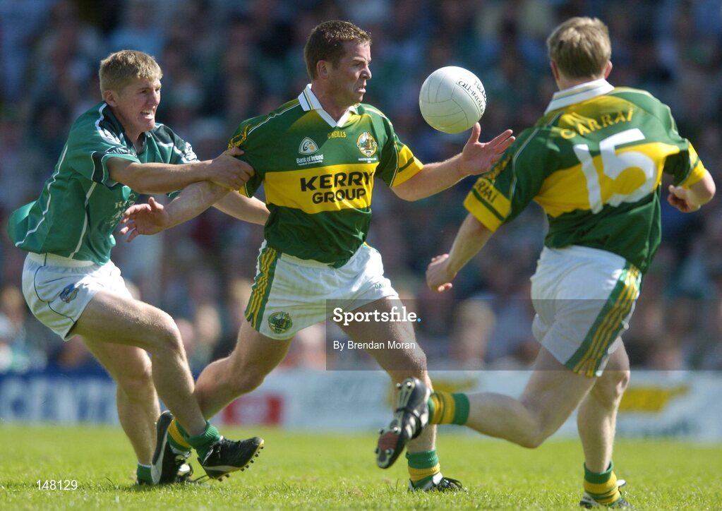 18 July 2004; Dara O'Cinneide, Kerry, supported by team-mate Mike Frank Russell (15), in action against Johnny McCarthy, Limerick. Bank of Ireland Munster Senior Football Championship Final Replay, Kerry v Limerick, Fitzgerald Stadium, Killarney, Co. Kerry. Picture credit; Brendan Moran / SPORTSFILE