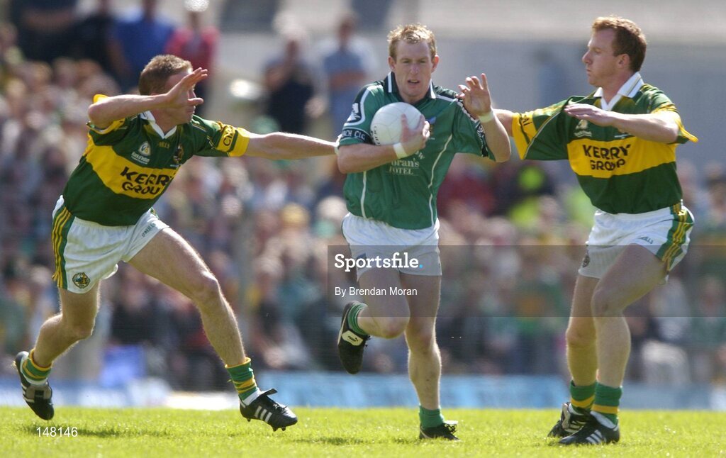 18 July 2004; Stephen Kelly, Limerick, in action against Tommy Griffin, left, and Liam Hassett, Kerry. Bank of Ireland Munster Senior Football Championship Final Replay, Kerry v Limerick, Fitzgerald Stadium, Killarney, Co. Kerry. Picture credit; Brendan Moran / SPORTSFILE