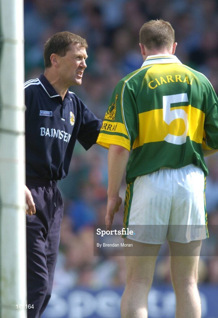 18 July 2004; Kerry manager Jack O'Connor has a word with his half-back Tomas O'Se. Bank of Ireland Munster Senior Football Championship Final Replay, Kerry v Limerick, Fitzgerald Stadium, Killarney, Co. Kerry. Picture credit; Brendan Moran / SPORTSFILE
