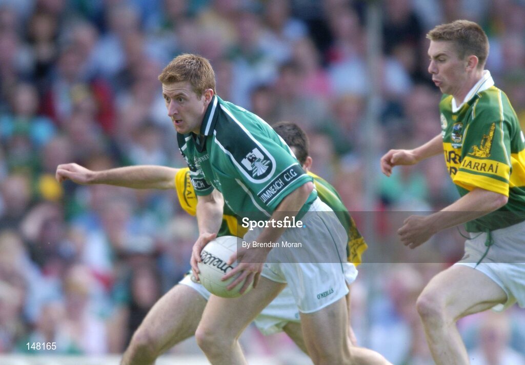 18 July 2004; Eoin Keating, Limerick, in action against Tom O'Sullivan and Marc O'Se, right, Kerry. Bank of Ireland Munster Senior Football Championship Final Replay, Kerry v Limerick, Fitzgerald Stadium, Killarney, Co. Kerry. Picture credit; Brendan Moran / SPORTSFILE