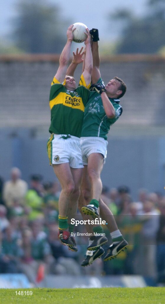 18 July 2004; Darragh O'Se, Kerry, in action against Jason Stokes, right and John Galvin, Limerick. Bank of Ireland Munster Senior Football Championship Final Replay, Kerry v Limerick, Fitzgerald Stadium, Killarney, Co. Kerry. Picture credit; Brendan Moran / SPORTSFILE