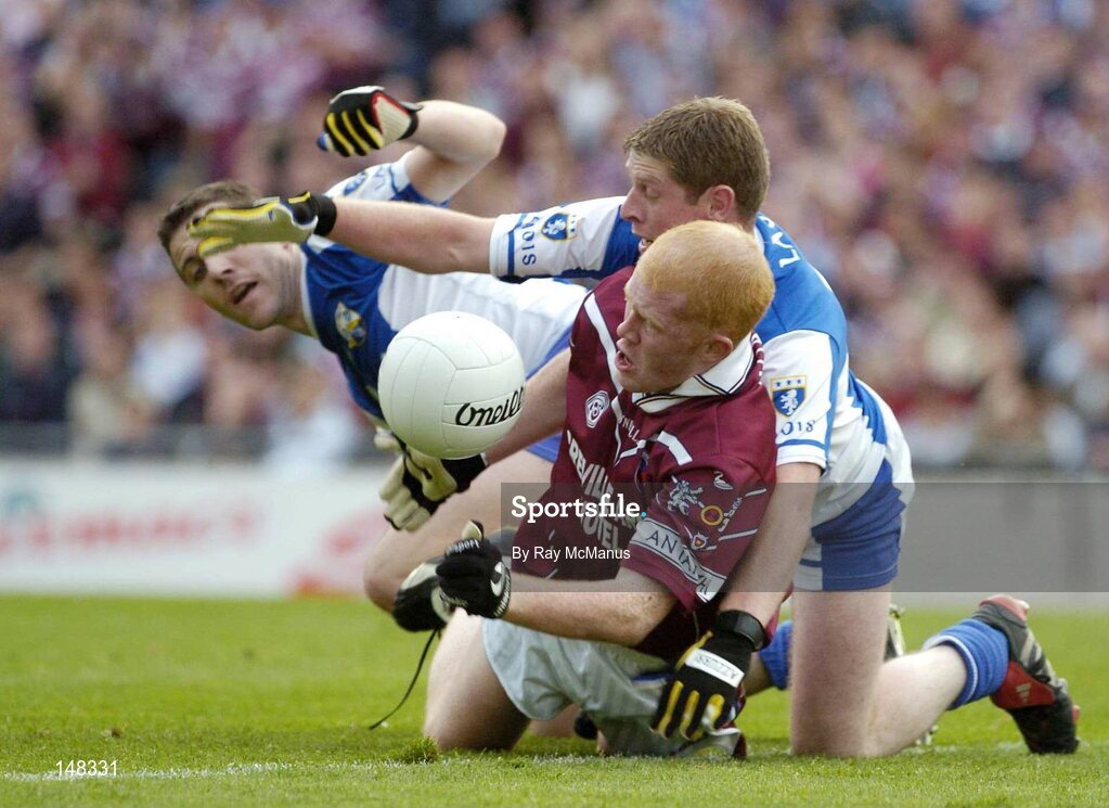 24 July 2004; Donal O'Donoghue, Westmeath, is tackled by Laois' Ian Fitzgerald, left, and Brian McDonald. Bank of Ireland Leinster Senior Football Championship Final Replay, Westmeath v Laois, Croke Park, Dublin. Picture credit; Ray McManus / SPORTSFILE