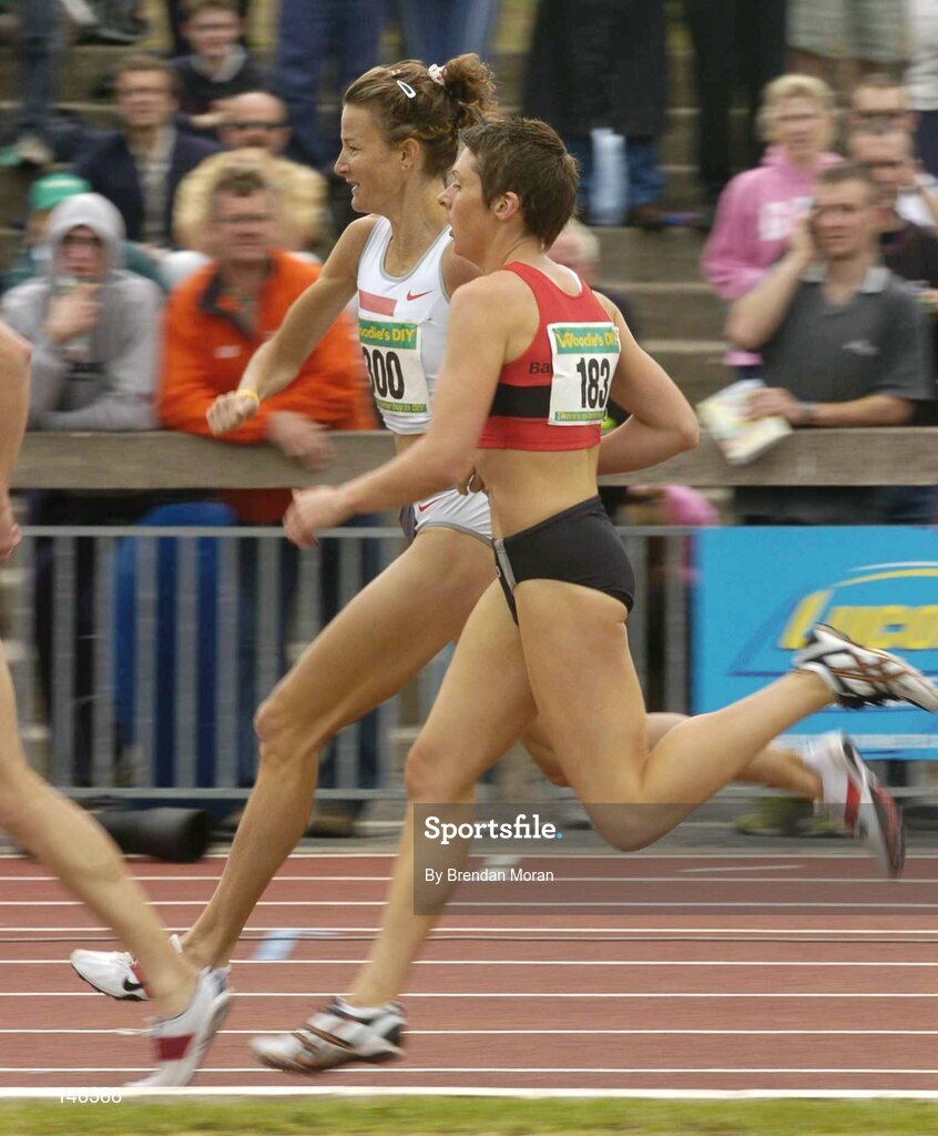 25 July 2004; Sonia O'Sullivan, Ballymore Cobh AC, in action against eventual winner Freda Davoren (183), UCC AC, in the Women's 1500m Final. AAI Senior Track and Field Championships, Morton Stadium, Santry, Dublin. Picture credit; Brendan Moran / SPORTSFILE