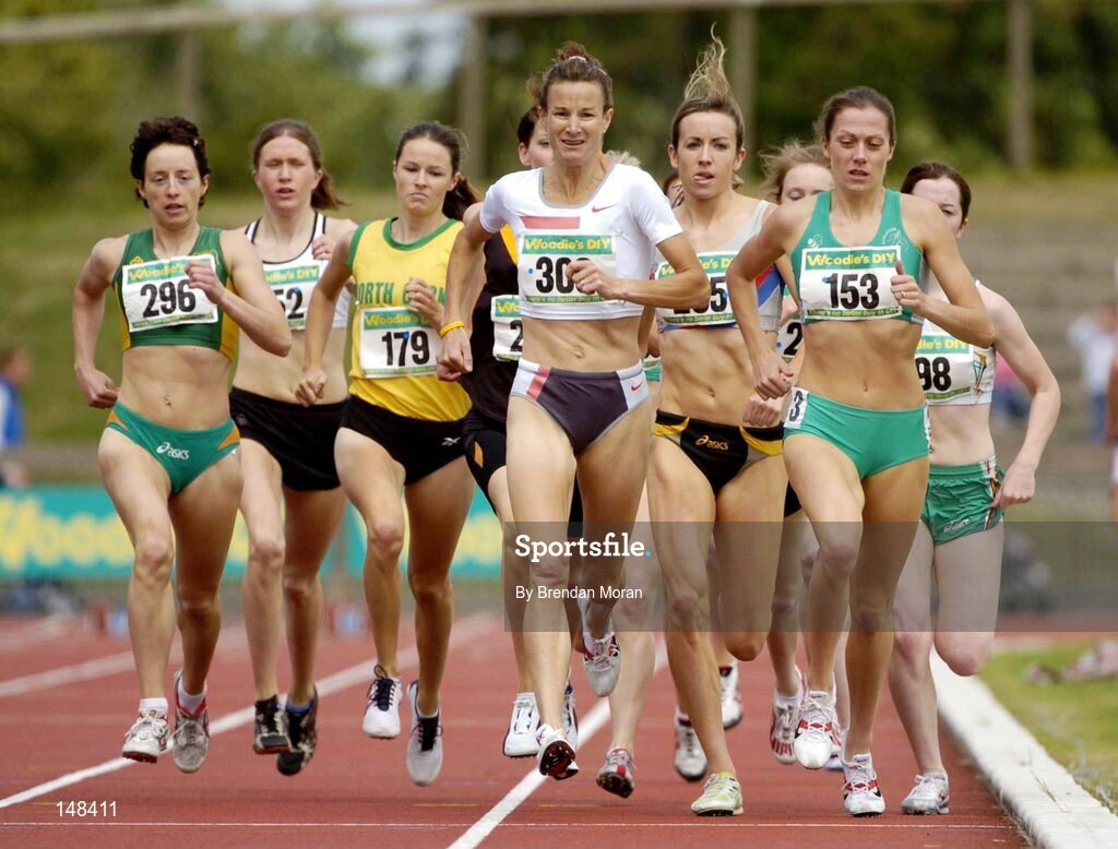 25 July 2004; Sonia O'Sullivan, Ballymore Cobh AC, leads the field alongside eventual second placed Kelly McNiece Reid (153), Lisburn AC, in the Women's 800m Final. AAI Senior Track and Field Championships, Morton Stadium, Santry, Dublin. Picture credit; Brendan Moran / SPORTSFILE