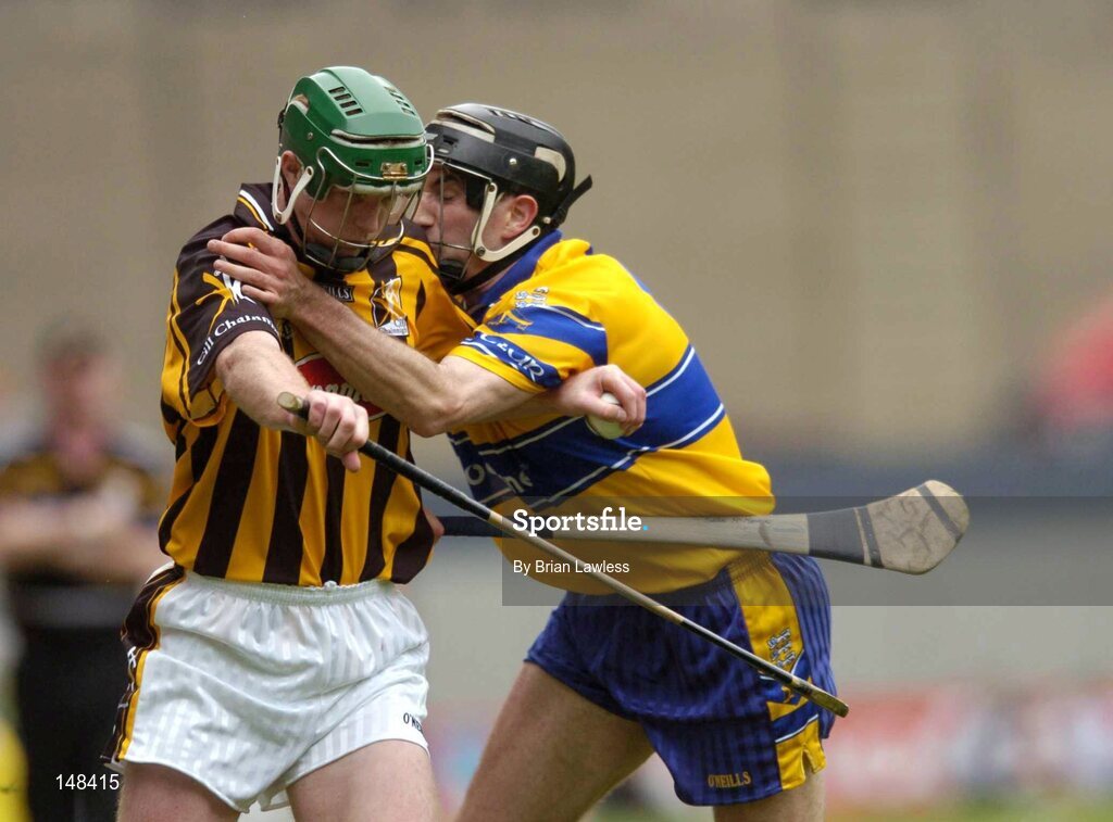 25 July 2004; Henry Shefflin, Kilkenny, is tackled by Clare's Sean McMahon. Guinness All-Ireland Senior Hurling Championship, Quarter Final, Clare v Kilkenny, Croke Park, Dublin. Picture credit; Brian Lawless / SPORTSFILE