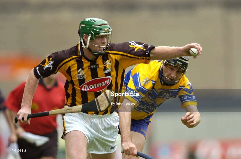 25 July 2004; Henry Shefflin, Kilkenny, is tackled by Clare's Sean McMahon. Guinness All-Ireland Senior Hurling Championship, Quarter Final, Clare v Kilkenny, Croke Park, Dublin. Picture credit; Brian Lawless / SPORTSFILE