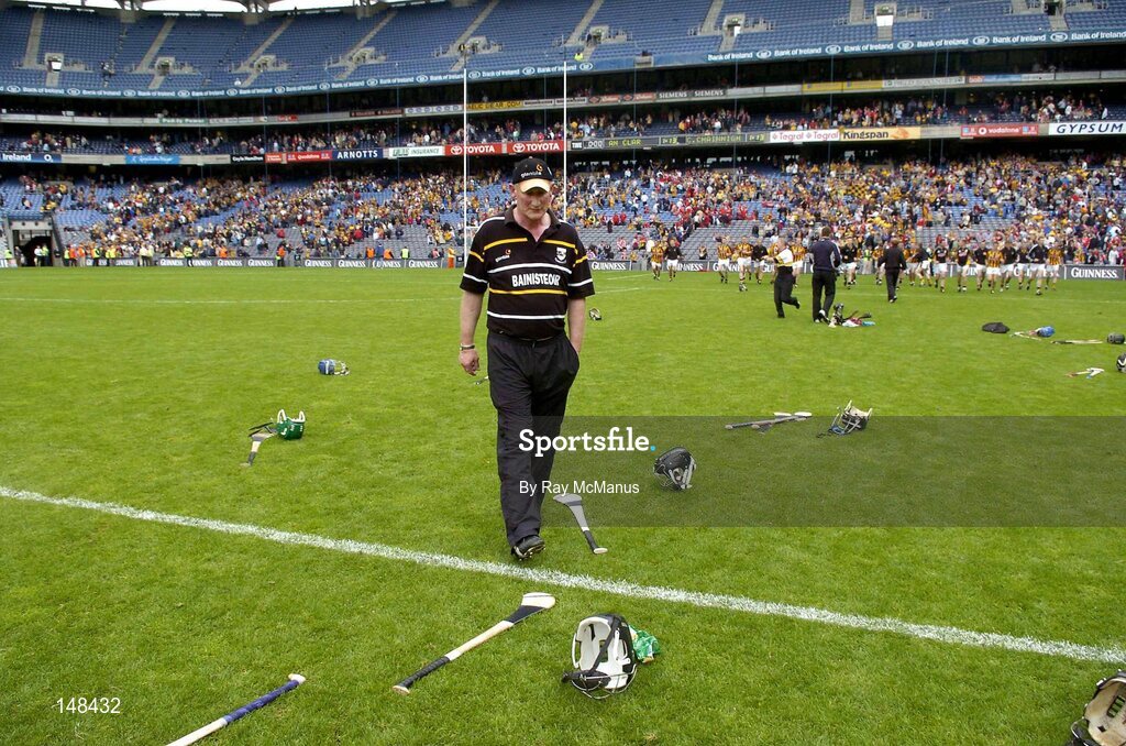 25 July 2004; The Kilkenny manager Brian Cody walks around the pitch as his team warms down. Guinness All-Ireland Senior Hurling Championship, Quarter Final, Clare v Kilkenny, Croke Park, Dublin. Picture credit; Ray McManus / SPORTSFILE