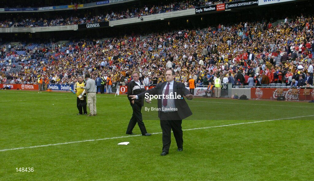 25 July 2004; Kilkenny County Board Chairman Ned Quinn indicates to his team that there would be no extra-time. Guinness All-Ireland Senior Hurling Championship, Quarter Final, Clare v Kilkenny, Croke Park, Dublin. Picture credit; Brian Lawless / SPORTSFILE
