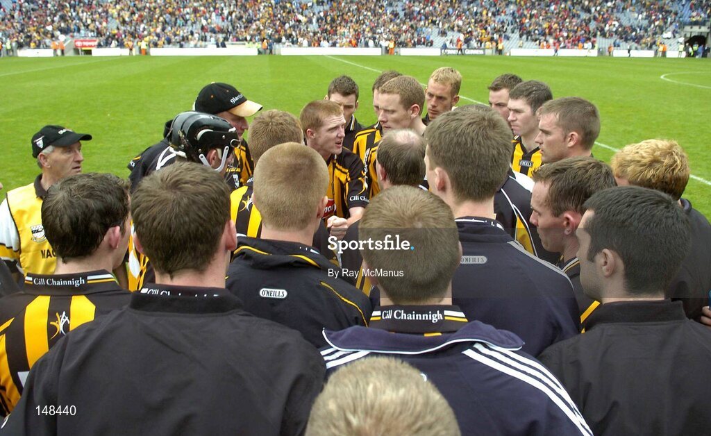 25 July 2004; Kilkenny captain Henry Shefflin speaks to his players before the announcement that there would be no extra time. Guinness All-Ireland Senior Hurling Championship, Quarter Final, Clare v Kilkenny, Croke Park, Dublin. Picture credit; Ray McManus / SPORTSFILE