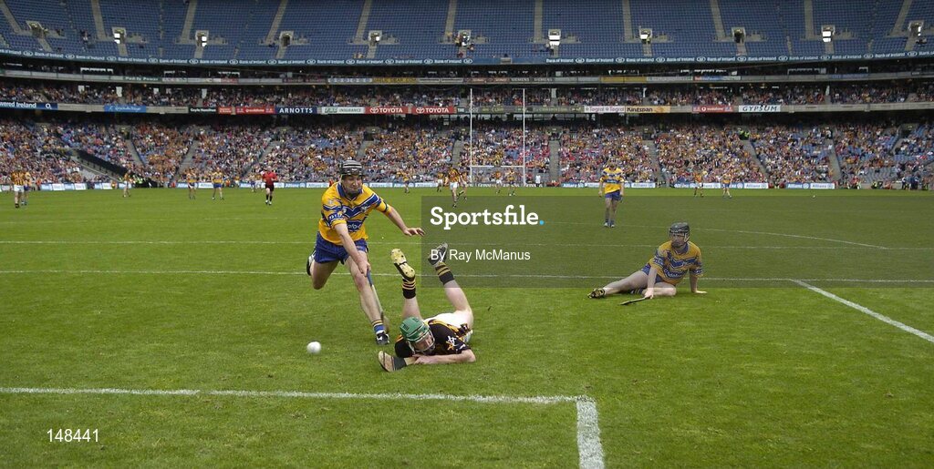 25 July 2004; Henry Shefflin, Kilkenny, is tackled by Clare's Frank Lohan to concede a penalty in the last minute of the game. Guinness All-Ireland Senior Hurling Championship, Quarter Final, Clare v Kilkenny, Croke Park, Dublin. Picture credit; Ray McManus / SPORTSFILE