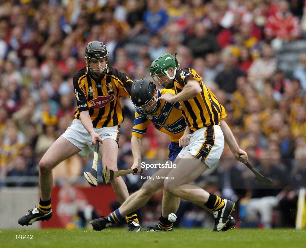 25 July 2004; Kilkenn players Henry Shefflin, right, and Martin Comerford contest possession with Clare's Frank Lohan. Guinness All-Ireland Senior Hurling Championship, Quarter Final, Clare v Kilkenny, Croke Park, Dublin. Picture credit; Ray McManus / SPORTSFILE