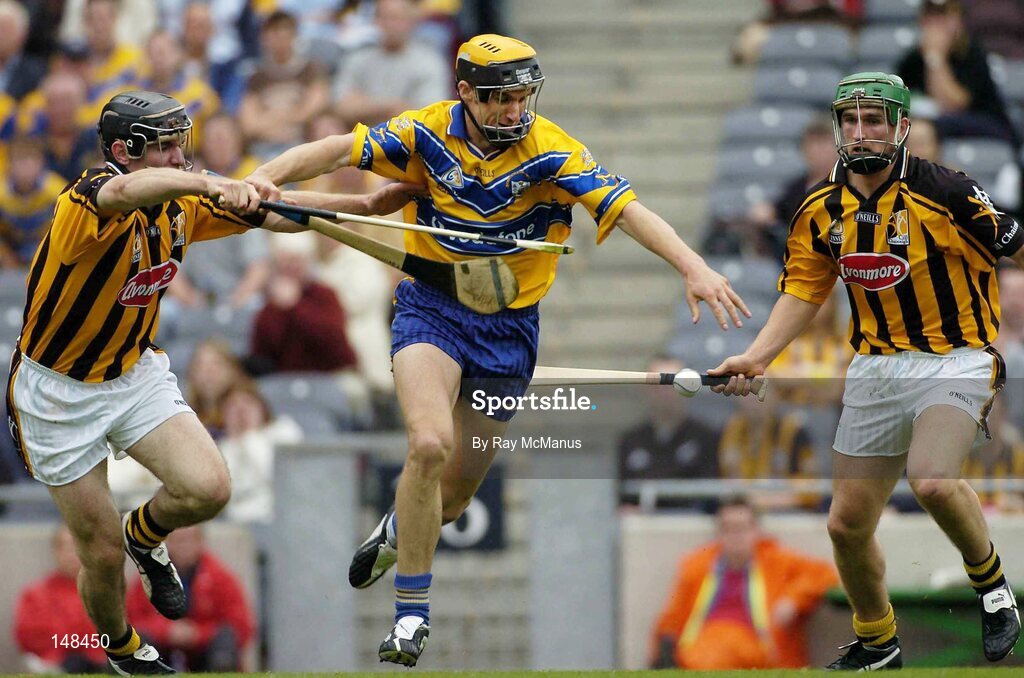 25 July 2004; Tony Griffin, Clare, is tackled by Kilkenny's Noel Hickey, left, and Richard Mullally. Guinness All-Ireland Senior Hurling Championship, Quarter Final, Clare v Kilkenny, Croke Park, Dublin. Picture credit; Ray McManus / SPORTSFILE