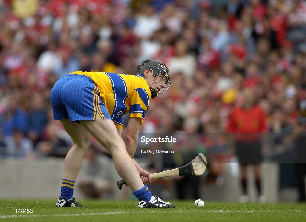 25 July 2004; Niall Gilligan, Clare, prepares to take a free. Guinness All-Ireland Senior Hurling Championship, Quarter Final, Clare v Kilkkenny, Croke Park, Dublin. Picture credit; Ray McManus / SPORTSFILE