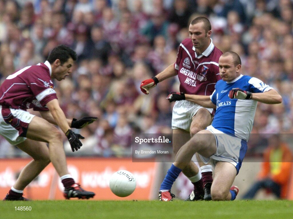 24 July 2004; Tom Kelly, Laois, in action against Brian Morley, left, and Paul Conway, Westmeath. Bank of Ireland Leinster Senior Football Championship Final Replay, Westmeath v Laois, Croke Park, Dublin. Picture credit; Brendan Moran / SPORTSFILE