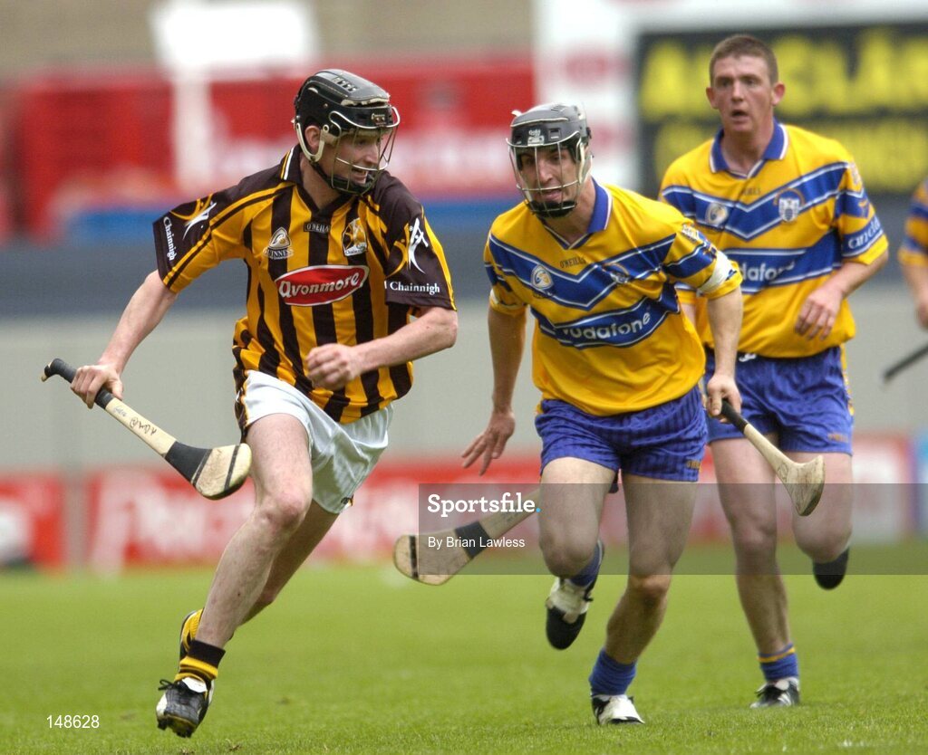 25 July 2004; Martin Comerford, Kilkenny, in action against Clare's Gerry Quinn. Guinness All-Ireland Senior Hurling Championship, Quarter Final, Clare v Kilkenny, Croke Park, Dublin. Picture credit; Brian Lawless / SPORTSFILE