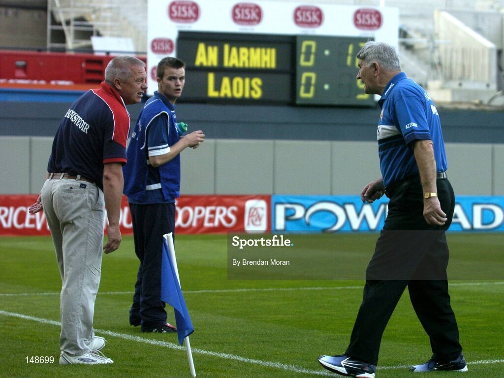 24 July 2004; Westmeath manager Paidi O Se, left, has a word with Laois manager Mick O'Dwyer moments before the final whistle. Bank of Ireland Leinster Senior Football Championship Final Replay, Westmeath v Laois, Croke Park, Dublin. Picture credit; Brendan Moran / SPORTSFILE