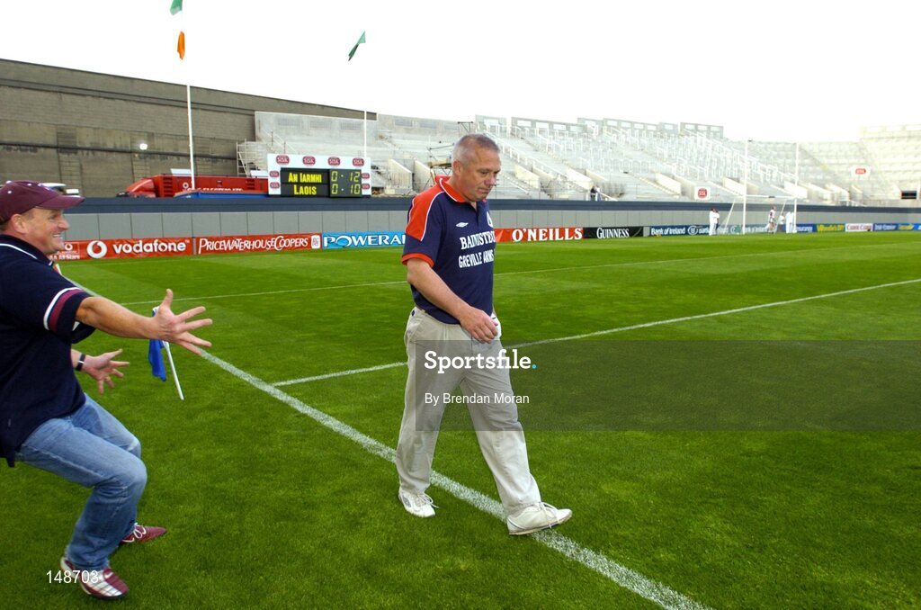 24 July 2004; Westmeath manager Paidi O Se is about to be congratulated by a Westmeath fan moments before the final whistle. Bank of Ireland Leinster Senior Football Championship Final Replay, Westmeath v Laois, Croke Park, Dublin. Picture credit; Brendan Moran / SPORTSFILE