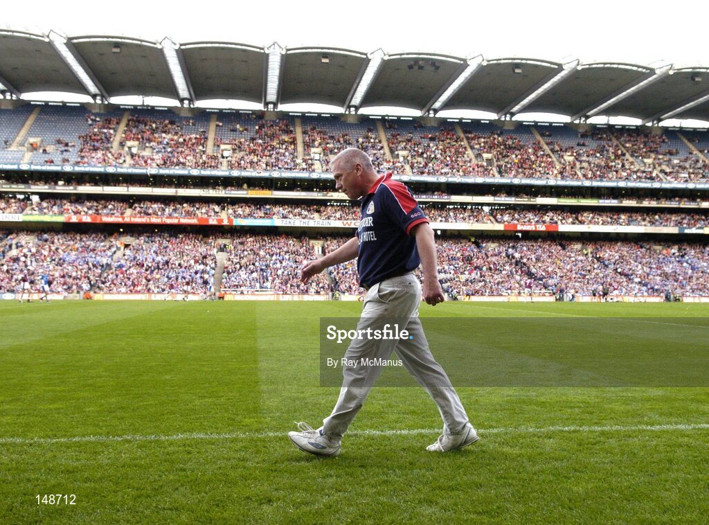 24 July 2004; Westmeath manager Paidi O Se walks the sideline before the final whistle. Bank of Ireland Leinster Senior Football Championship Final Replay, Westmeath v Laois, Croke Park, Dublin. Picture credit; Ray McManus / SPORTSFILE