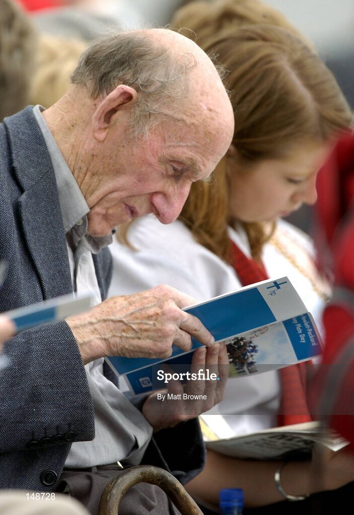 28 July 2004; Padraig Gildea, from Sligo, picks some winners from the race card, as he has done for the past 50 years, at the Galway Races, Ballybrit, Co. Galway. Picture credit; Matt Browne / SPORTSFILE