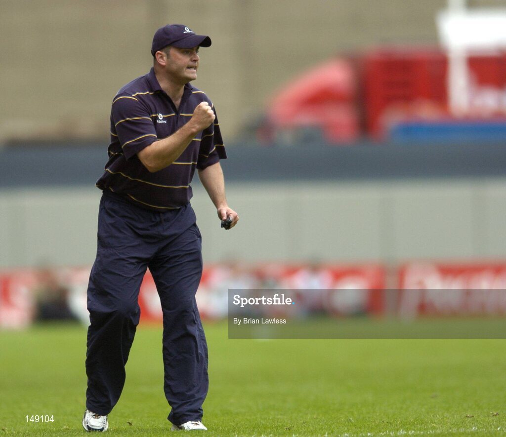 25 July 2004; Clare manager Anthony Daly issues instructions from the sideline. Guinness All-Ireland Senior Hurling Championship, Quarter Final, Clare v Kilkkenny, Croke Park, Dublin. Picture credit; Brian Lawless / SPORTSFILE