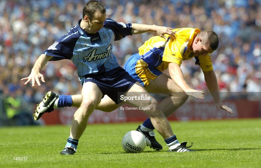 1 August 2004; Ian Robertson, Dublin, in action against Seamus O'Neill, Roscommon. Bank of Ireland All-Ireland Football Championship, Round 4, Dublin v Roscommon, Croke Park, Dublin. Picture credit; Damien Eagers / SPORTSFILE