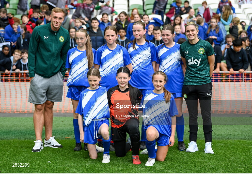 29 May 2024; Our Lady’s Grove PS, Dublin, players with Republic of Ireland players Killian Phillips and Jamie Finn during the FAI Primary 5s Finals day at Aviva Stadium in Dublin. Photo by Stephen McCarthy/Sportsfile