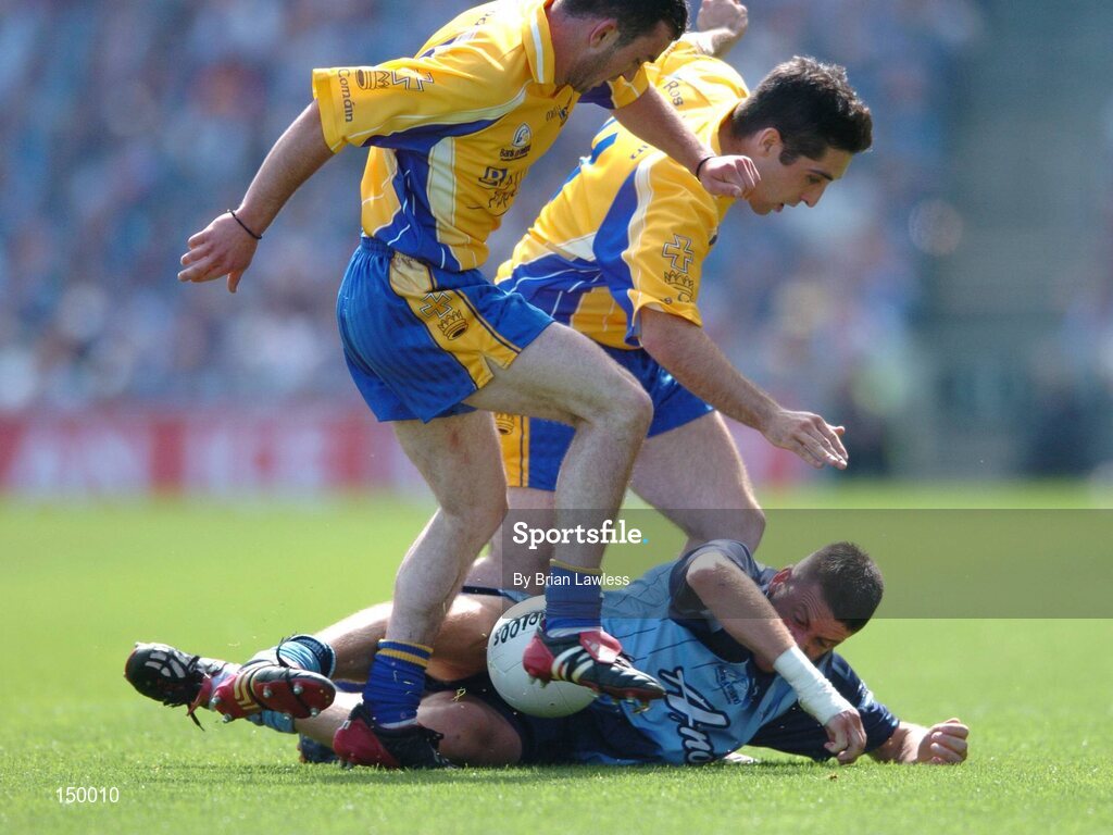 1 August 2004; Senan Connell, Dublin, in action against Eamon Towey, left, and John Hanly, Roscommon. Bank of Ireland All-Ireland Football Championship, Round 4, Dublin v Roscommon, Croke Park, Dublin. Picture credit; Brian Lawless / SPORTSFILE