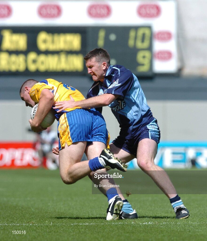 1 August 2004; Seamus O'Neill, Roscommon, in action against Darren Homan, Dublin. Bank of Ireland All-Ireland Football Championship, Round 4, Dublin v Roscommon, Croke Park, Dublin. Picture credit; Brian Lawless / SPORTSFILE