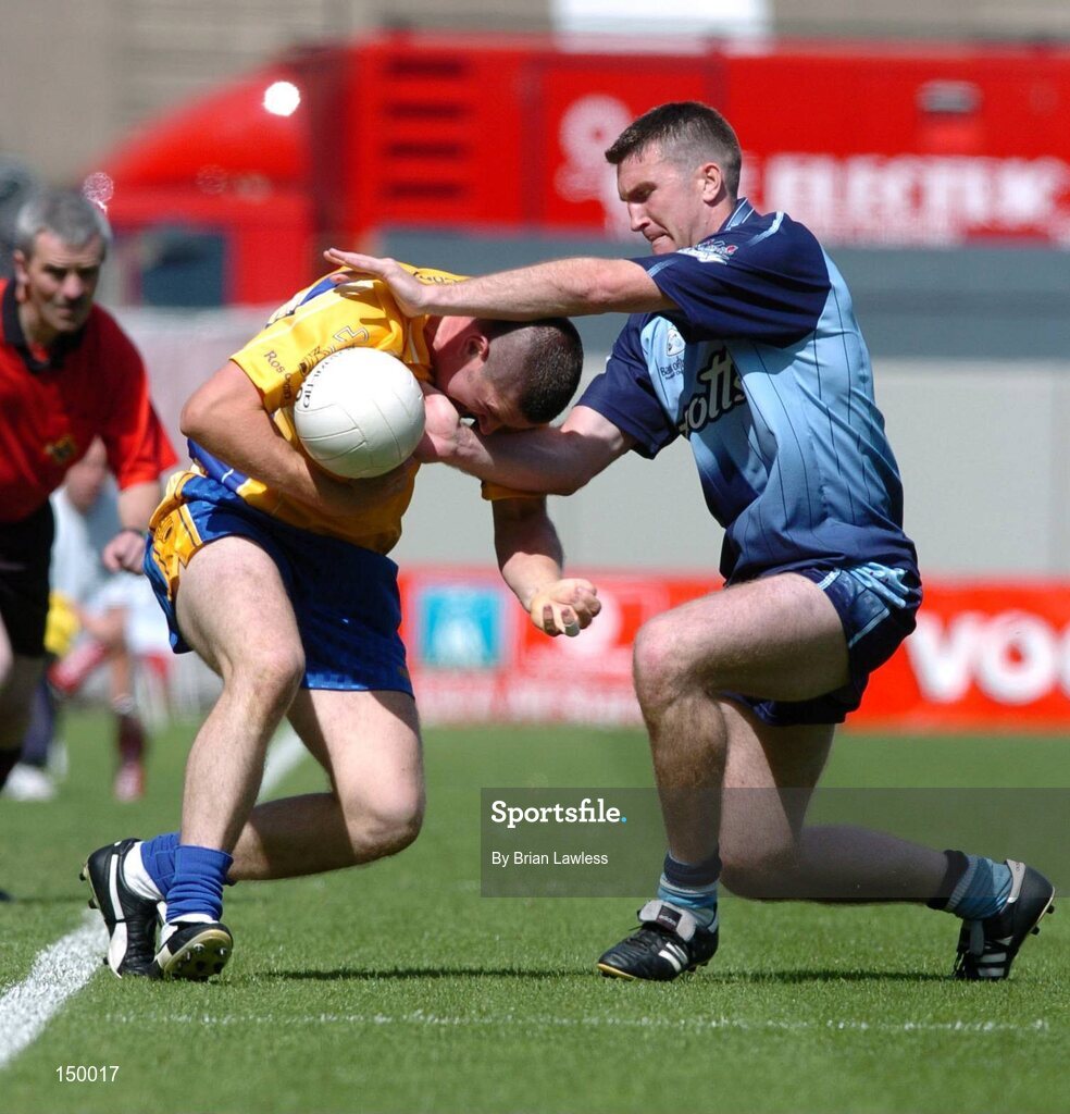 1 August 2004; Seamus O'Neill, Roscommon, in action against Darren Homan, Dublin. Bank of Ireland All-Ireland Football Championship, Round 4, Dublin v Roscommon, Croke Park, Dublin. Picture credit; Brian Lawless / SPORTSFILE