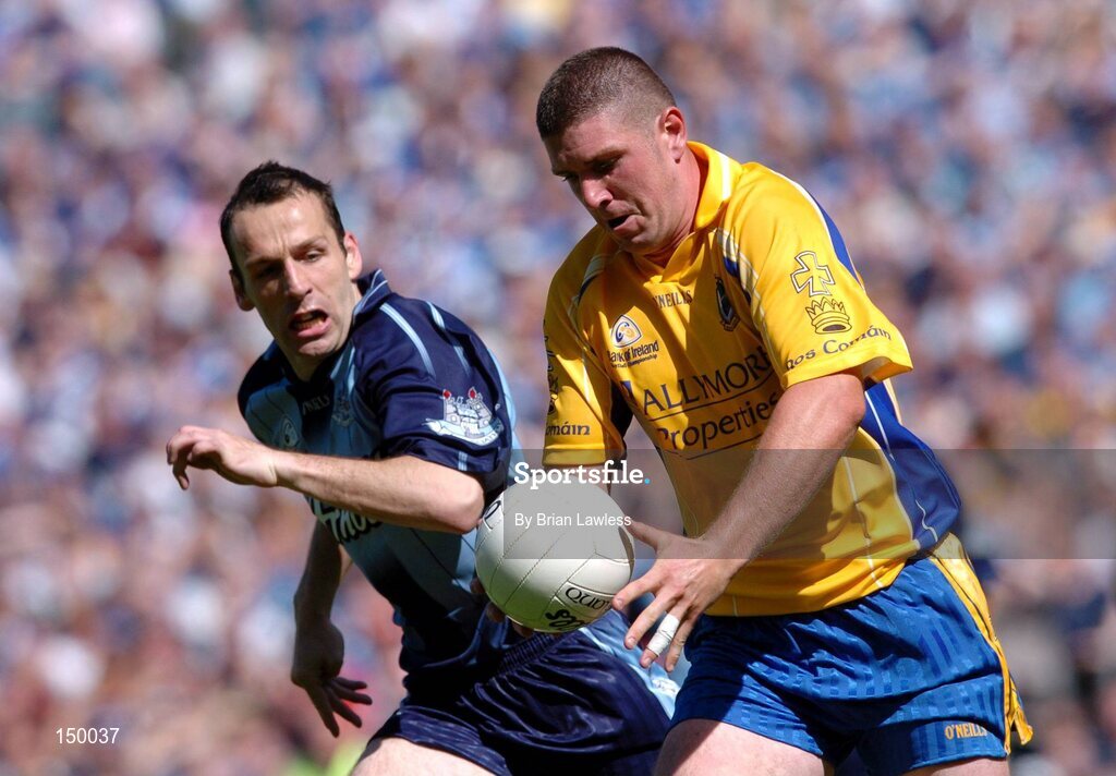 1 August 2004; Seamus O'Neill, Roscommon, in action against Ian Robertson, Dublin. Bank of Ireland All-Ireland Football Championship, Round 4, Dublin v Roscommon, Croke Park, Dublin. Picture credit; Brian Lawless / SPORTSFILE