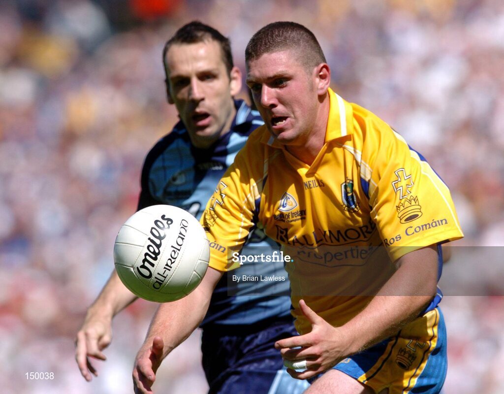 1 August 2004; Seamus O'Neill, Roscommon, in action against Ian Robertson, Dublin. Bank of Ireland All-Ireland Football Championship, Round 4, Dublin v Roscommon, Croke Park, Dublin. Picture credit; Brian Lawless / SPORTSFILE
