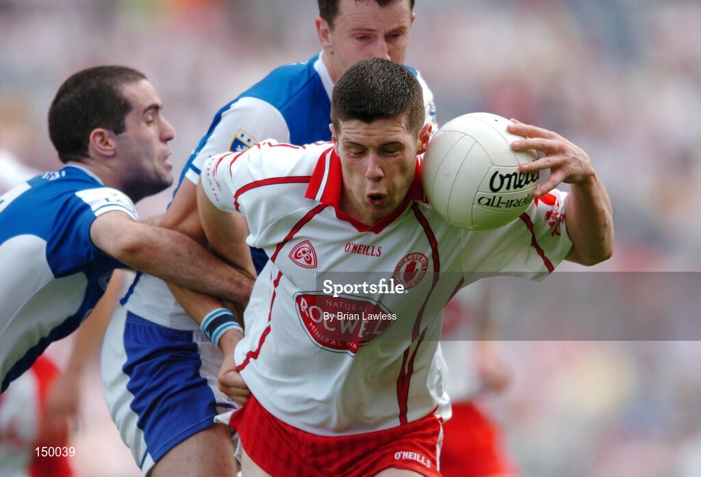 1 August 2004; Sean Cavanagh, Tyrone, in action against Aidan Fennelly, left, and Kevin Fitzpatrick, Laois. Bank of Ireland All-Ireland Football Championship, Round 4, Laois v Tyrone, Croke Park, Dublin. Picture credit; Brian Lawless / SPORTSFILE