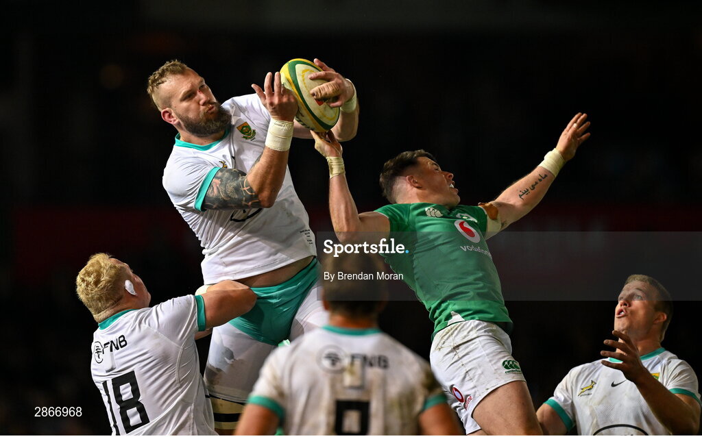 6 July 2024; RG Snyman of South Africa takes a restart ahead of Calvin Nash of Ireland during the first test between South Africa and Ireland at Loftus Versfeld Stadium in Pretoria, South Africa. Photo by Brendan Moran/Sportsfile
