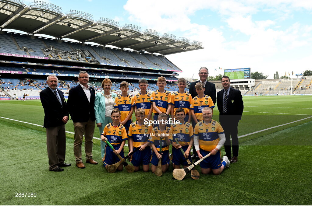 6 July 2024; Chairman of Cumann na mBunscol Joe Lyons, Uachtarán an Cumann Camógaíochta Brian Molloy, INTO President Carmel Browne, Uachtarán Chumann Lúthchleas Gael Jarlath Burns, President of Cumann na mBunscol Gary Farrell, with the Clare team, back row, left to right, DJ Leonard, Dromin NS, Dunleer, Louth, Gavin Devery, St Rynagh's NS, Banagher, Offaly, John Bloomer, St Brendan's NS, Portumna, Galway, Fionn Guinnessy, St Brendan's Boys NS, Loughrea, Galway, Mark Dennedy, Kinnitty NS, Kinnitty, Offaly, front row, left to right, Lúc Ó Madagáin, Gaelscoil na Cruaiche, Mhaigh Eo, Cillian Casey, Toreen NS, Mayo, Daithí McManus, CBS Primary, Keady Road, Armagh, Daniel Maher, Clonlisk NS, Shinrone, Offaly, Danny Kerry, Holy Family Senior School, Portlaoise, Laois, ahead of the GAA INTO Cumann na mBunscol Respect Exhibition Go Games at the GAA Hurling All-Ireland Senior Championship semi-final match between Kilkenny and Clare at Croke Park in Dublin. Photo by Daire Brennan/Sportsfile