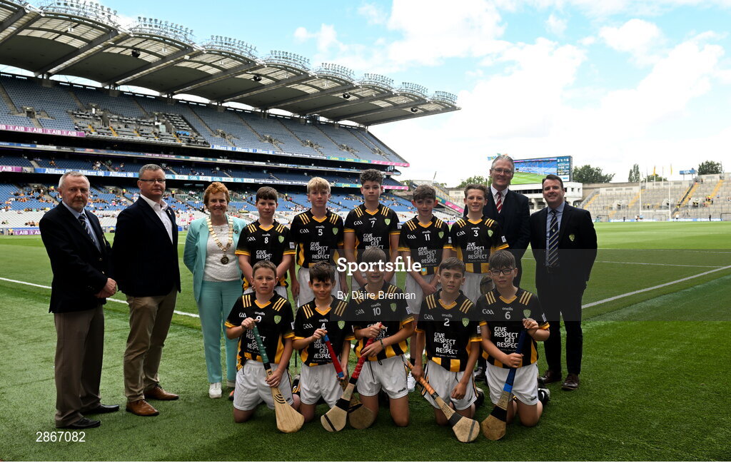 6 July 2024; Chairman of Cumann na mBunscol Joe Lyons, Uachtarán an Cumann Camógaíochta Brian Molloy, INTO President Carmel Browne, Uachtarán Chumann Lúthchleas Gael Jarlath Burns, President of Cumann na mBunscol Gary Farrell, with the Kilkenny team, back row, left to right, Conor Spollen, Stonepark NS, Stonepark, Longford, Bobby Murphy, Scoil Naomh Bríd, Cill Mhantáin, Rían Keating, Two Mile House NS, Naas, Kildare, Harry Brennan, St Aidan's NS, Kilmanagh, Kilkenny, Cionnaodh Murphy, Scoil San Treasa, Áth Cliath, front row, left to right, Donnacha Nolan, Scoil Mhuire, Newtownforbes, Longford, Conal Bairéid, GS na gCloch Liath, Cill Mhantáin, Mark Phelan, Scoil Mhuire, Gowran, Kilkenny, Conor Ó Ceallaigh, Sacred Heart NS, Clondalkin, Dublin, Anraí Ó Cinnéide, Gaelscoil Nás na Ríogh, Cill Dara, ahead of the GAA INTO Cumann na mBunscol Respect Exhibition Go Games at the GAA Hurling All-Ireland Senior Championship semi-final match between Kilkenny and Clare at Croke Park in Dublin. Photo by Daire Brennan/Sportsfile