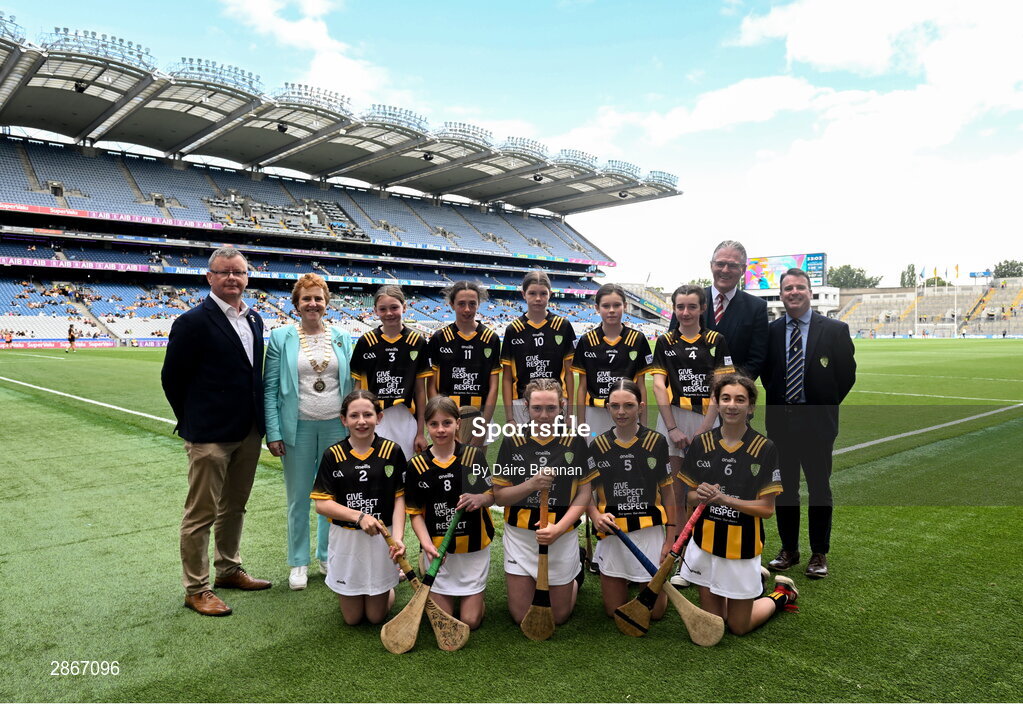 6 July 2024; Uachtarán an Cumann Camógaíochta Brian Molloy, INTO President Carmel Browne, Uachtarán Chumann Lúthchleas Gael Jarlath Burns, President of Cumann na mBunscol Gary Farrell, with the Kilkenny team, back row, left to right, Lily Comerford, Mary Help of Christian's GNS, Dublin, Caitlin Griffith, Screen NS, Enniscorthy, Wexford, Annabelle Bray, St Mary's NS, Raharney, Westmeath, Eva Hamilton, Bunscoil Bóthar na Naomh, Port Láirge, Mary Jane Rafferty, Scoil Naomh Feichín, Droichead Átha, Lú, front row, left to right, Caoimhe Ní Chearbhaill, Scoil Lorcáin, Áth Cliath, Faye O'Connell, Rathnure NS, Rathnure, Wexford, Laura Tansey, Scoil Mhuire, An Muileann gCearr, An Iarmhí, Mia Minchin, Ballinkillen NS, Bagnalstown, Carlow, Liliane Picovici, Ballinabranna NS, Ballinabranna, Carlow, ahead of the GAA INTO Cumann na mBunscol Respect Exhibition Go Games at the GAA Hurling All-Ireland Senior Championship semi-final match between Kilkenny and Clare at Croke Park in Dublin. Photo by Daire Brennan/Sportsfile