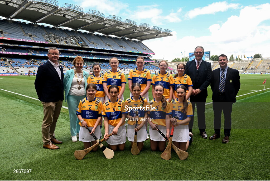 6 July 2024; Uachtarán an Cumann Camógaíochta Brian Molloy, INTO President Carmel Browne, Uachtarán Chumann Lúthchleas Gael Jarlath Burns, President of Cumann na mBunscol Gary Farrell, with the Clare team, back row, left to right, Róise Kennedy, Abbey Primary School, Boyle, Roscommon, Amie Keating, Crubany NS, Crubany, Cavan, Méabh Gallagher, Kiltale NS, Dunsany, Meath, Zara Lavin, SN Naomh Ailbhe, An Thaobhach, Sligeach, Emma Flynn, Tulsk NS, Castlerea, Roscommon, front row, left to right, Niamh Ní Raghallaigh, Scoil Mhuire gan Smal, Sligeach, Kayla Reynolds, St Manachan's NS, Mohill, Leitrim, Ornate Guckian, St Joseph's NS, Leitrim, Méabh Ward, St Paul's Primary School, Naval, Meath, Caoimhe Manley, Bishop Harty NS, Nenagh, Tipperary, ahead of the GAA INTO Cumann na mBunscol Respect Exhibition Go Games at the GAA Hurling All-Ireland Senior Championship semi-final match between Kilkenny and Clare at Croke Park in Dublin. Photo by Daire Brennan/Sportsfile